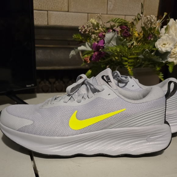 Nike Promina Platinum Volt Mens Shoes - Picture 1 of 10